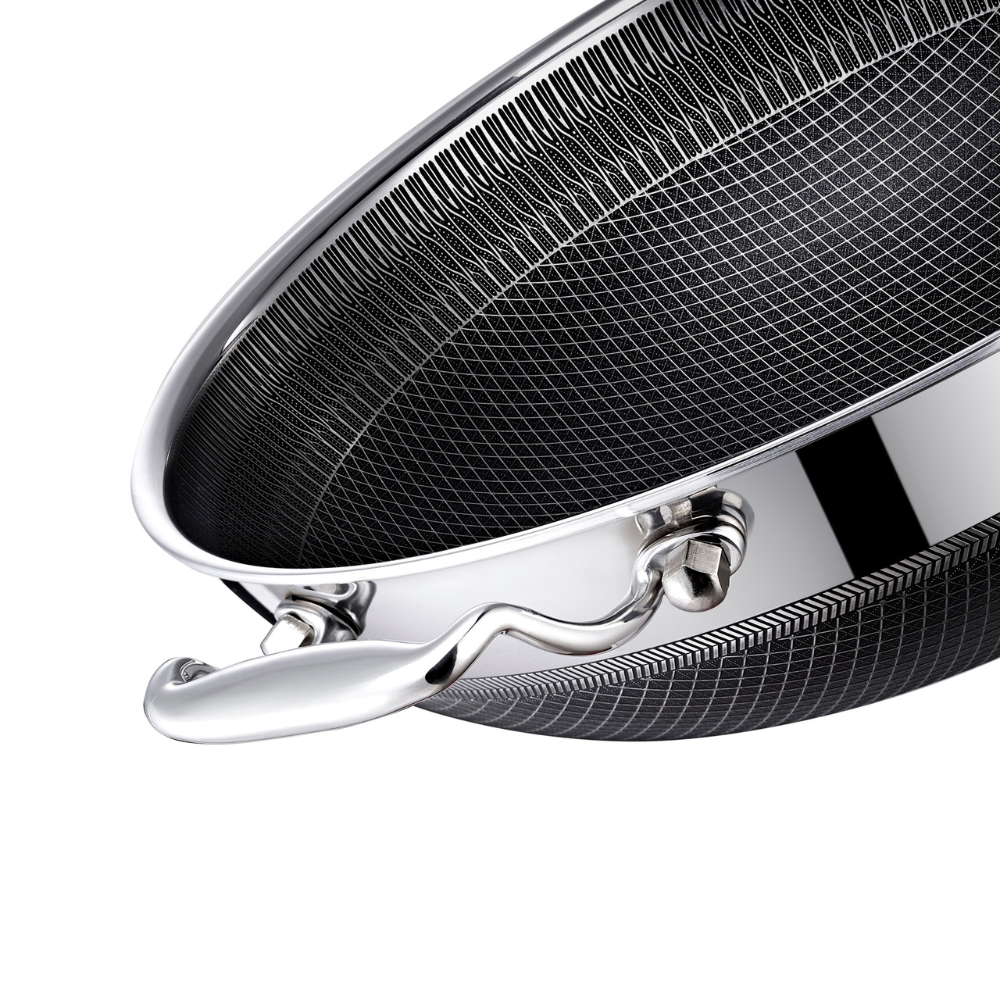 Qooks Cookware Wok handle. Qooks non-stick cookware in black with heat-resistant ergonomic handles.