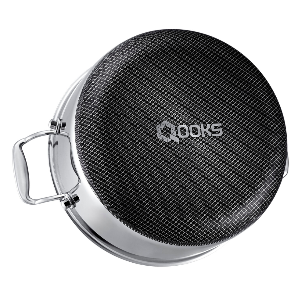 Qooks Cookware Stockpot bottom with logo. Durable Qooks cookware set with scratch-resistant non-stick coating
